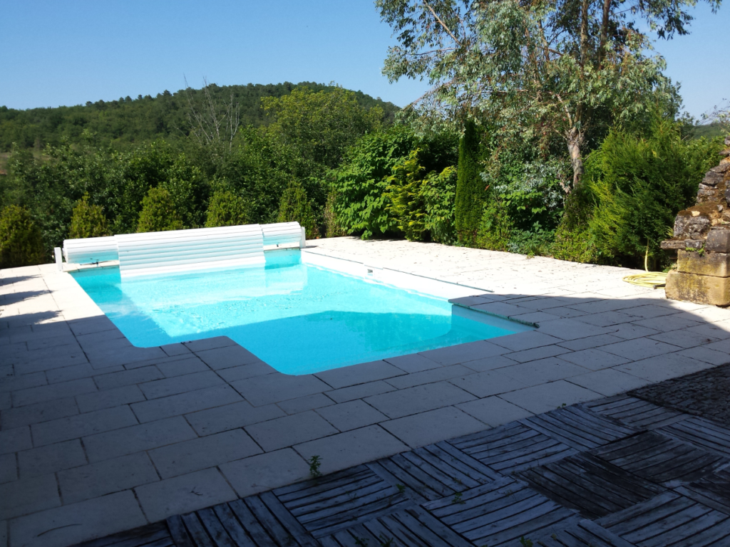 vue de la piscine du gite de charme la muzardiere